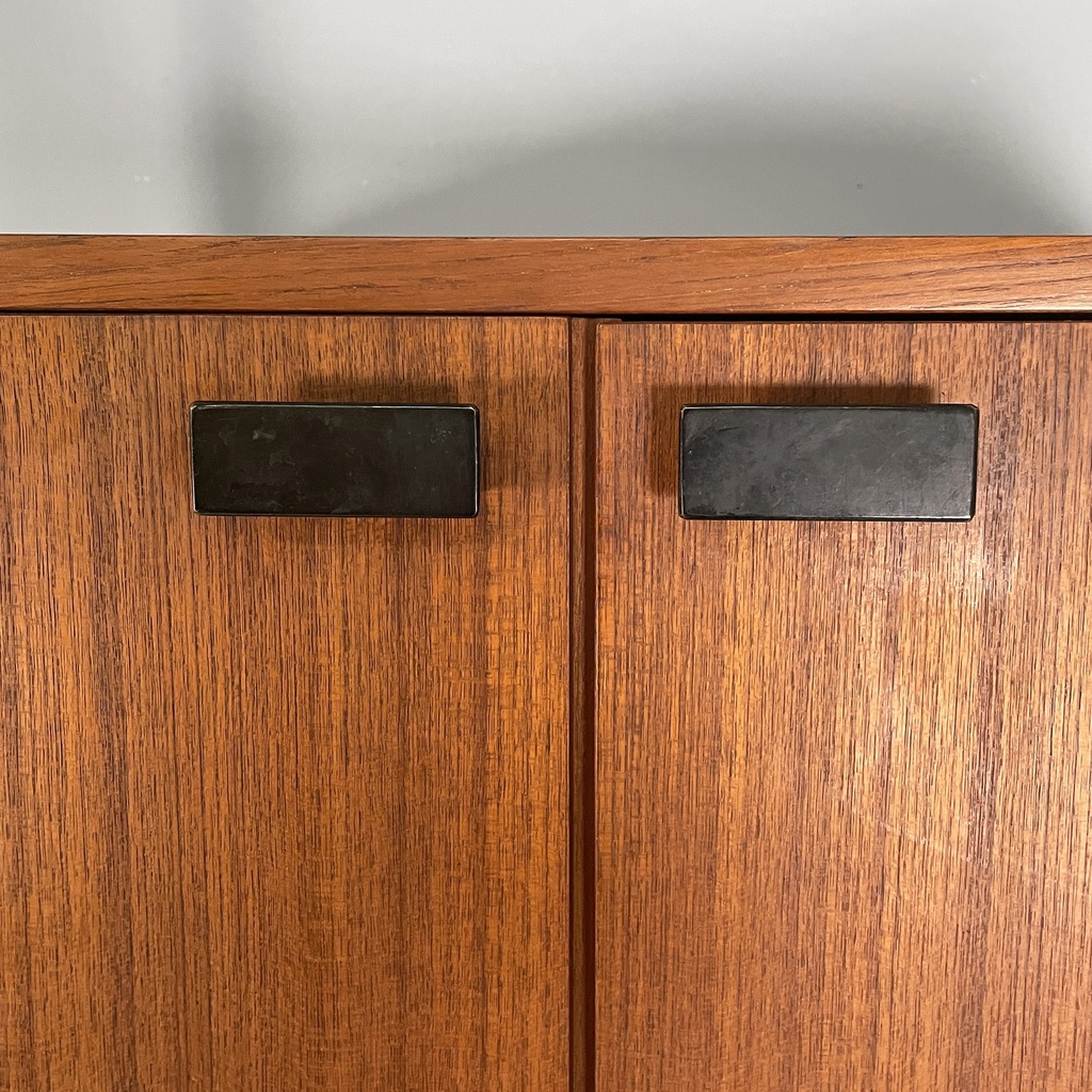 Libreria in legno, metallo nero e ottone, 1960 ca.