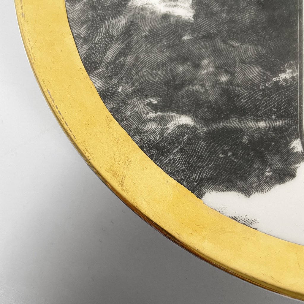 Piatto decorativo Osram di Fornasetti, 1970 ca.