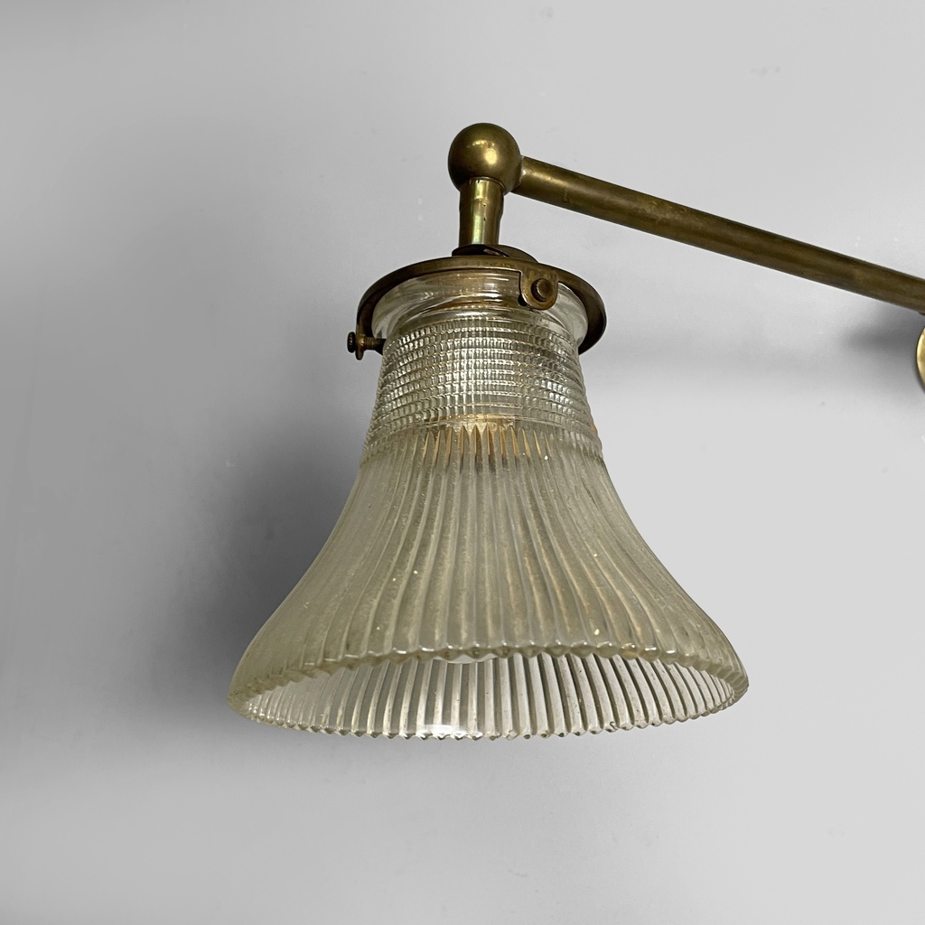 Lampada da parete in ottone e vetro, 1940 ca.