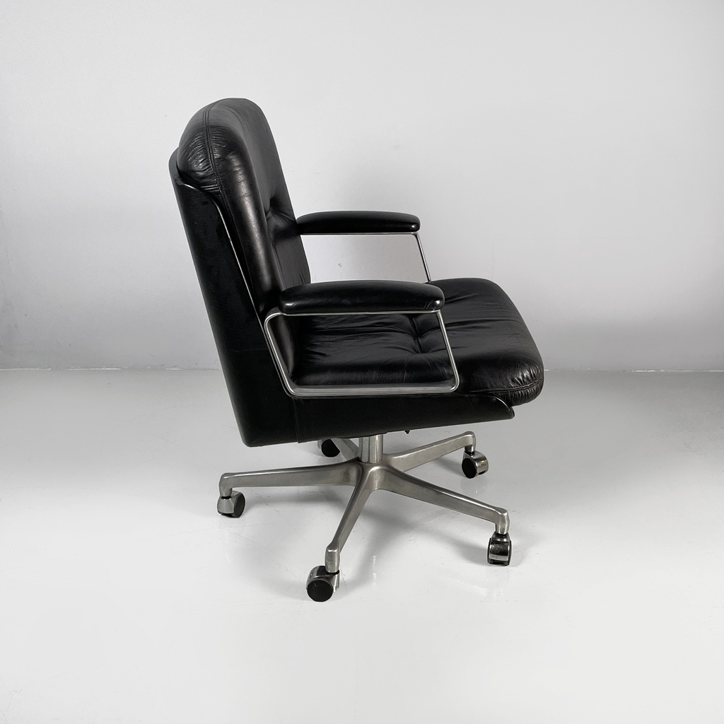 Poltrona da ufficio in pelle nera e metallo, 1980 ca.