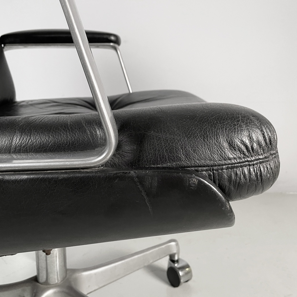 Poltrona da ufficio in pelle nera e metallo, 1980 ca.