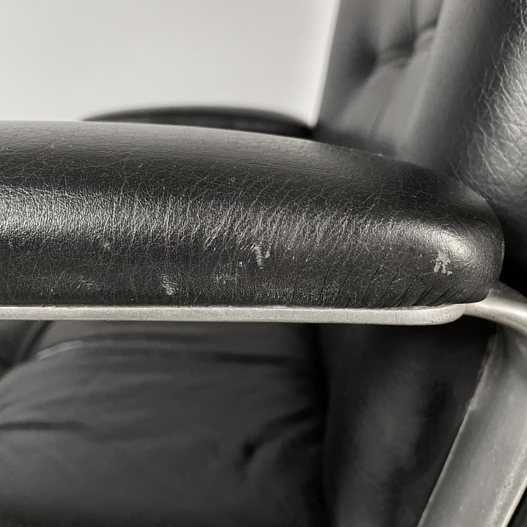 Poltrona da ufficio in pelle nera e metallo, 1980 ca.