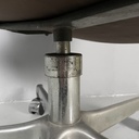 Poltrona da ufficio in pelle nera e metallo, 1980 ca.