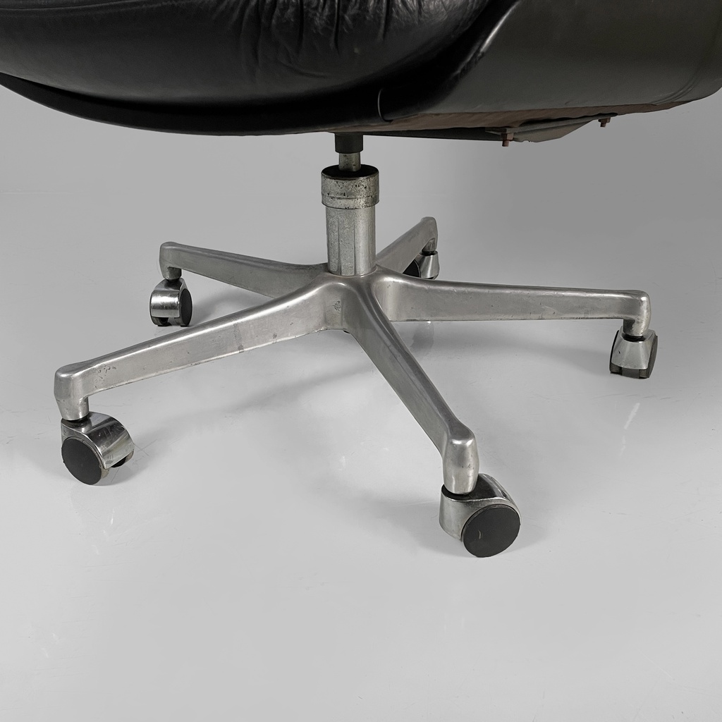 Poltrona da ufficio in pelle nera e metallo, 1980 ca.