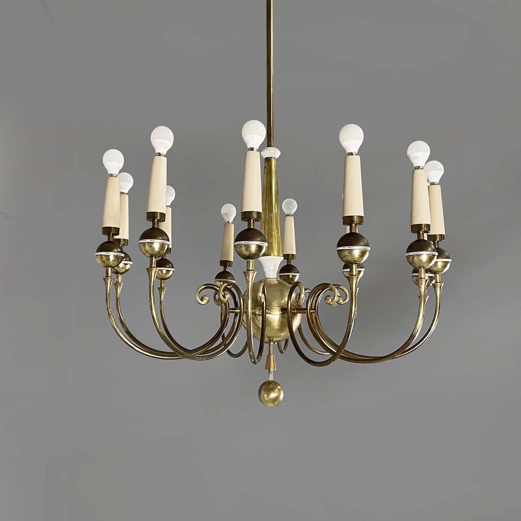 Lampadario in ottone e metallo bianco, 1950 ca.