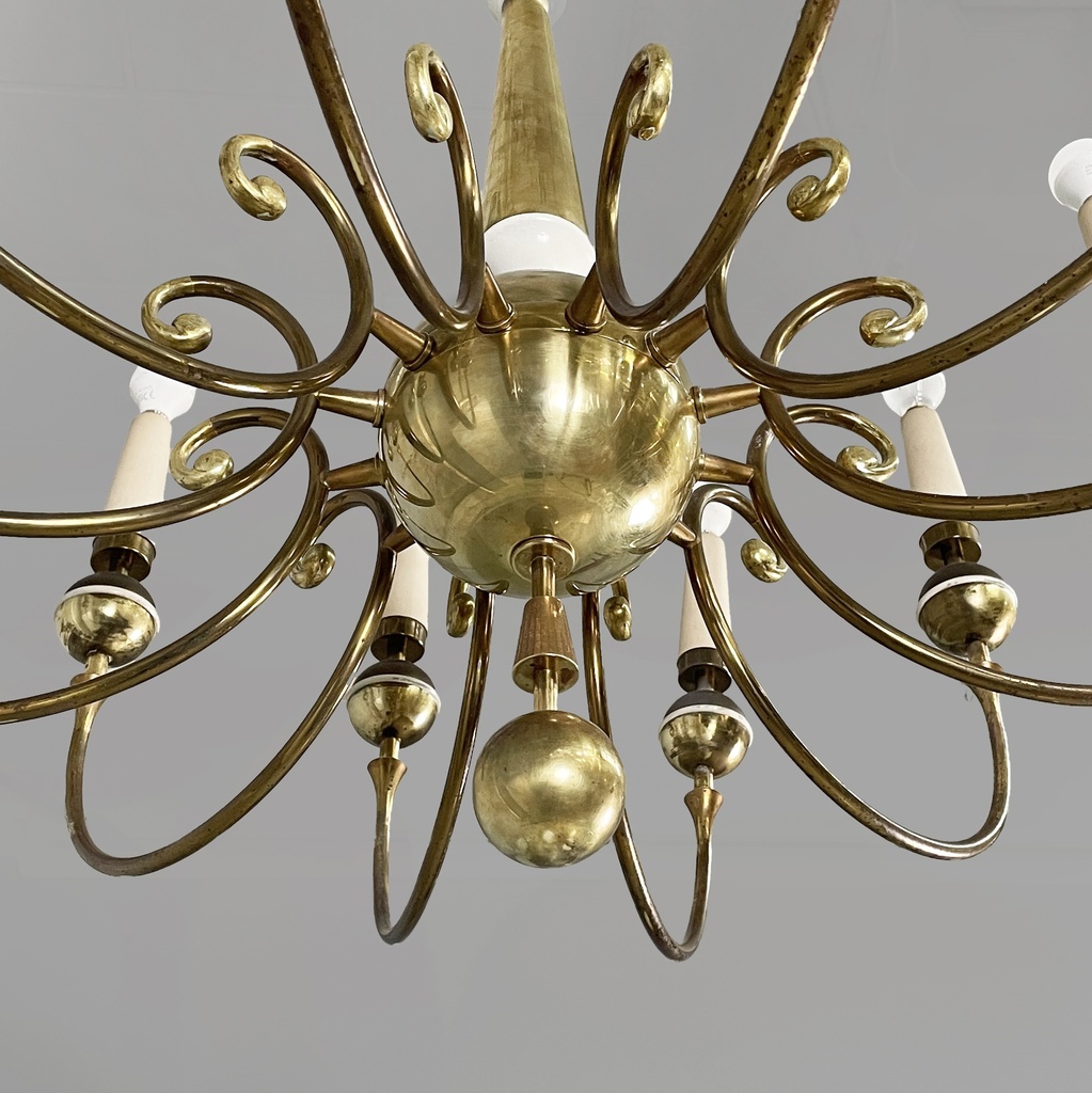 Lampadario in ottone e metallo bianco, 1950 ca.