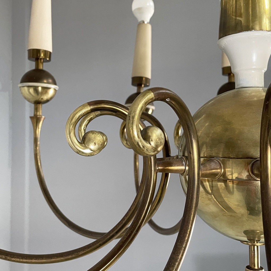 Lampadario in ottone e metallo bianco, 1950 ca.