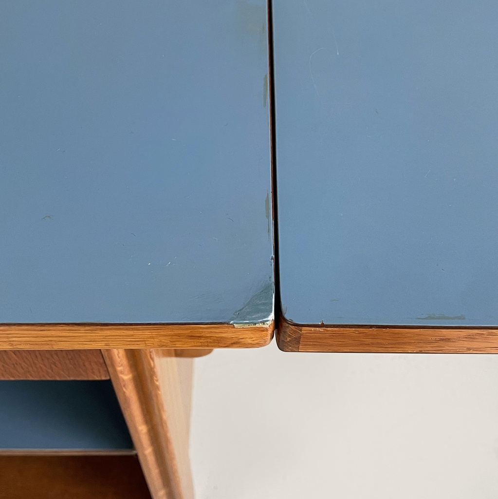Tavolo da lavoro in legno e formica azzurra, 1960 ca.