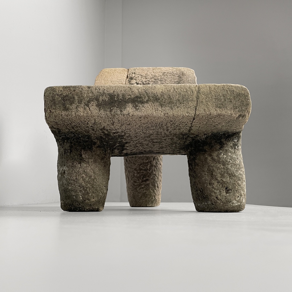 Sgabello in pietra, 1930 ca.
