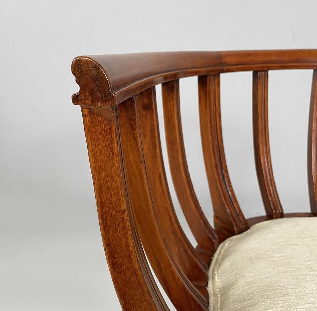 Sedie a pozzetto in legno e tessuto bianco, 1930 ca.