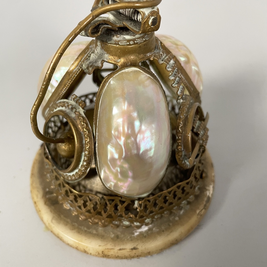 Campanella da hotel in madreperla e ottone, metà 1800 ca.