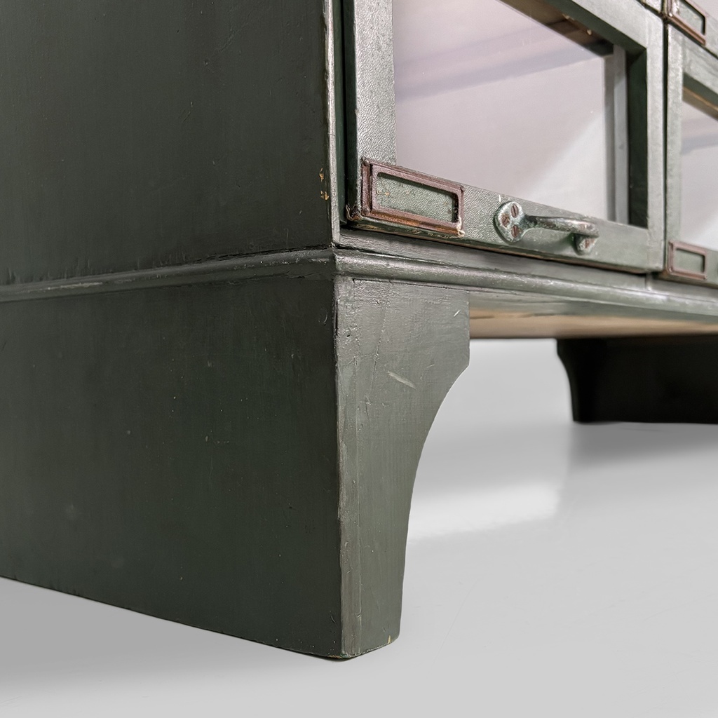 Cassettiera in legno verde e vetro, 1940 ca.