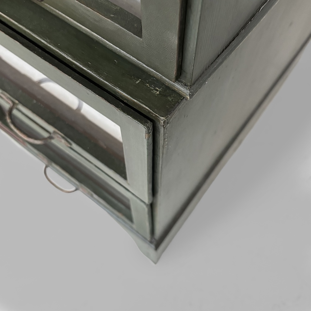 Cassettiera in legno verde e vetro, 1940 ca.