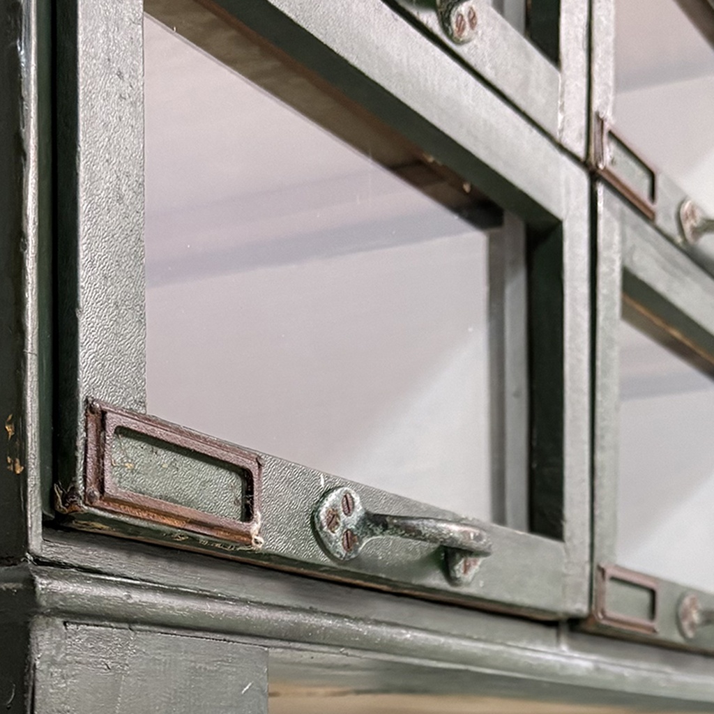 Cassettiera in legno verde e vetro, 1940 ca.