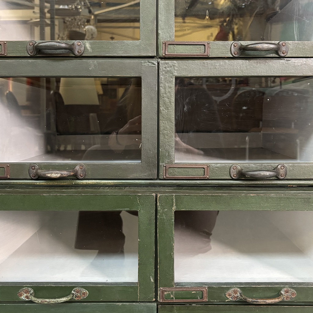 Cassettiera in legno verde e vetro, 1940 ca.