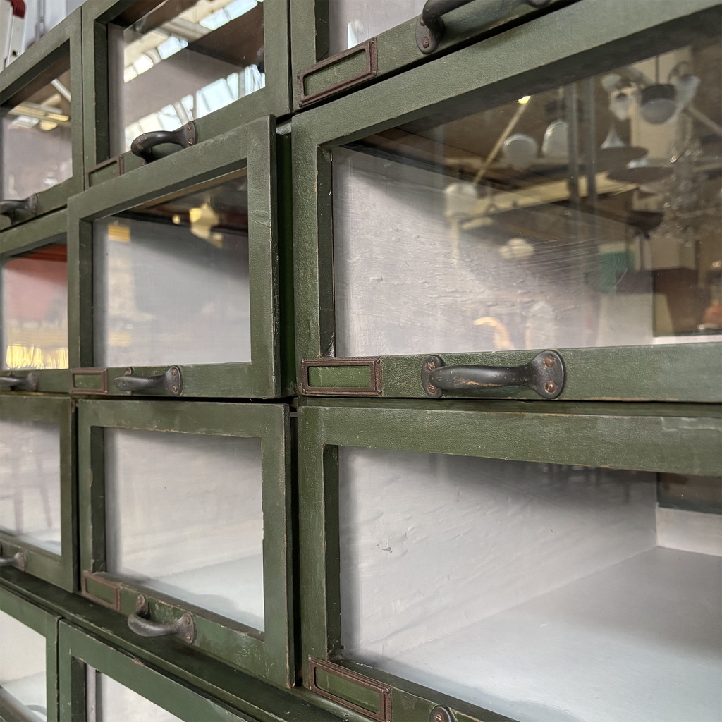 Cassettiera in legno verde e vetro, 1940 ca.