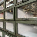 Cassettiera in legno verde e vetro, 1940 ca.