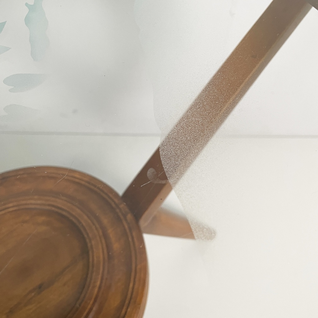 Tavolo da caffè in legno e vetro decorato, 1950 ca.