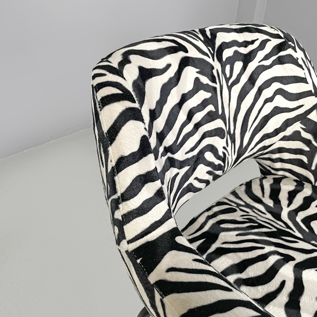 Poltrona in tessuto zebrato, 1970 ca. 