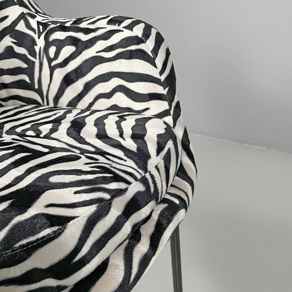 Poltrona in tessuto zebrato, 1970 ca. 