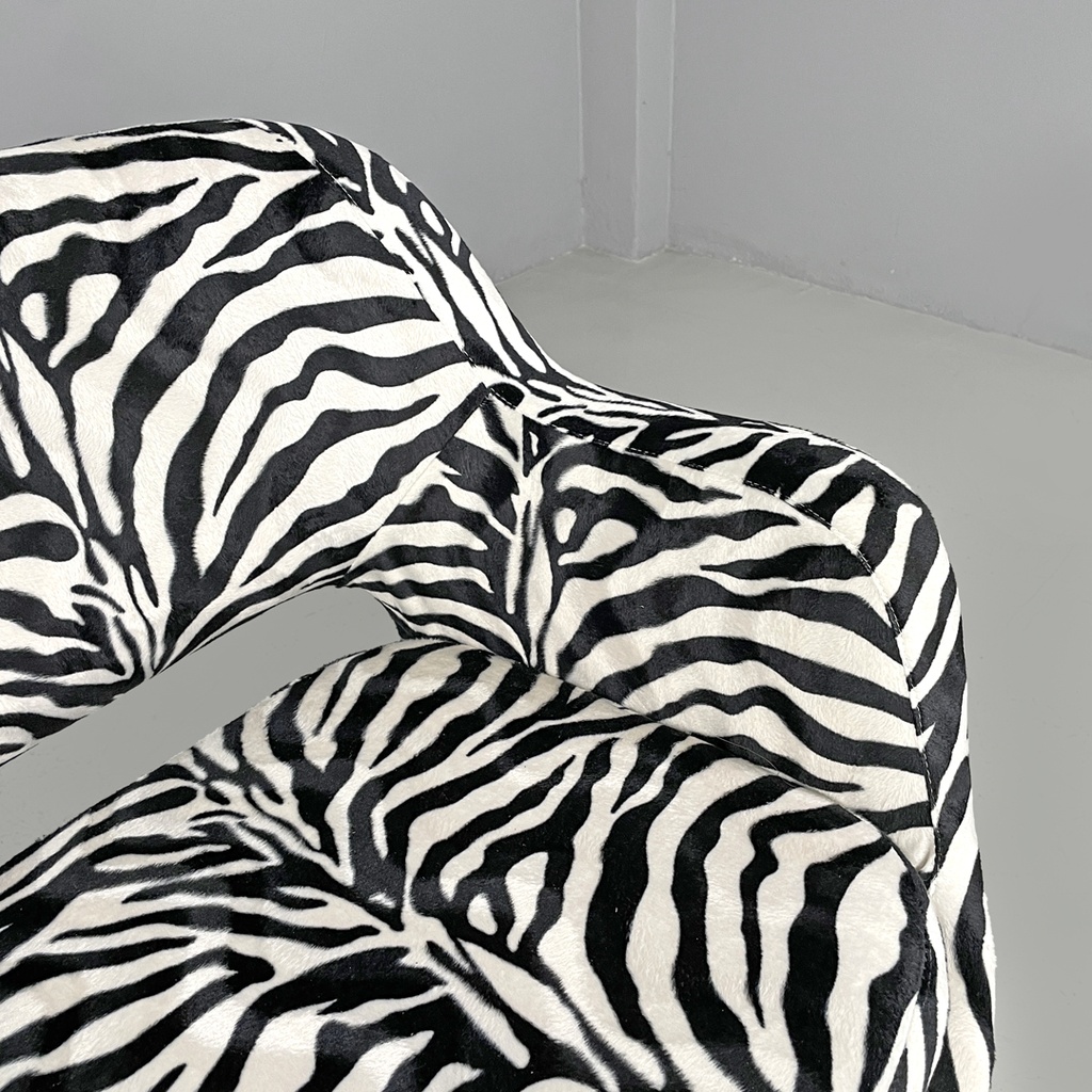 Poltrona in tessuto zebrato, 1970 ca. 