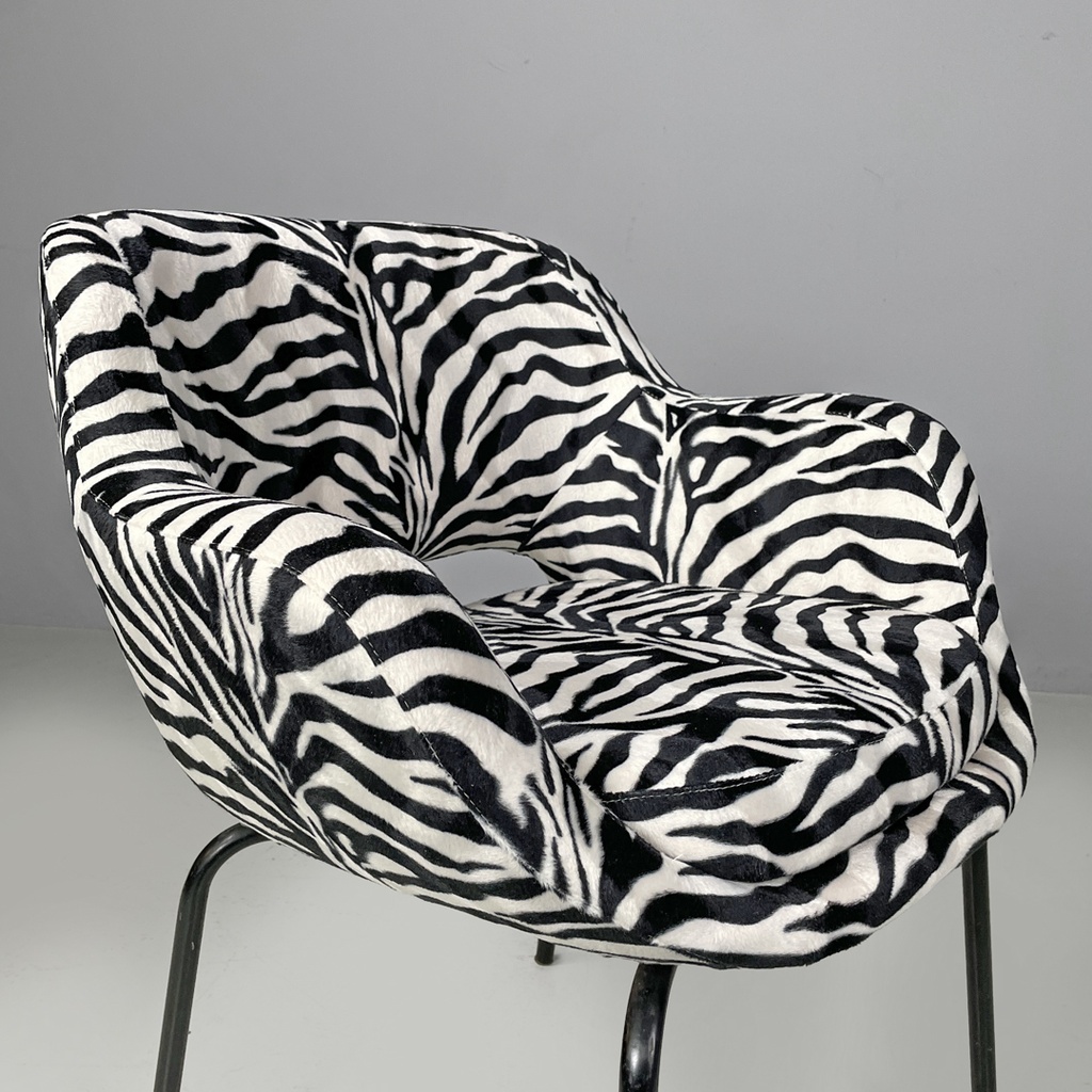 Poltrona in tessuto zebrato, 1970 ca. 