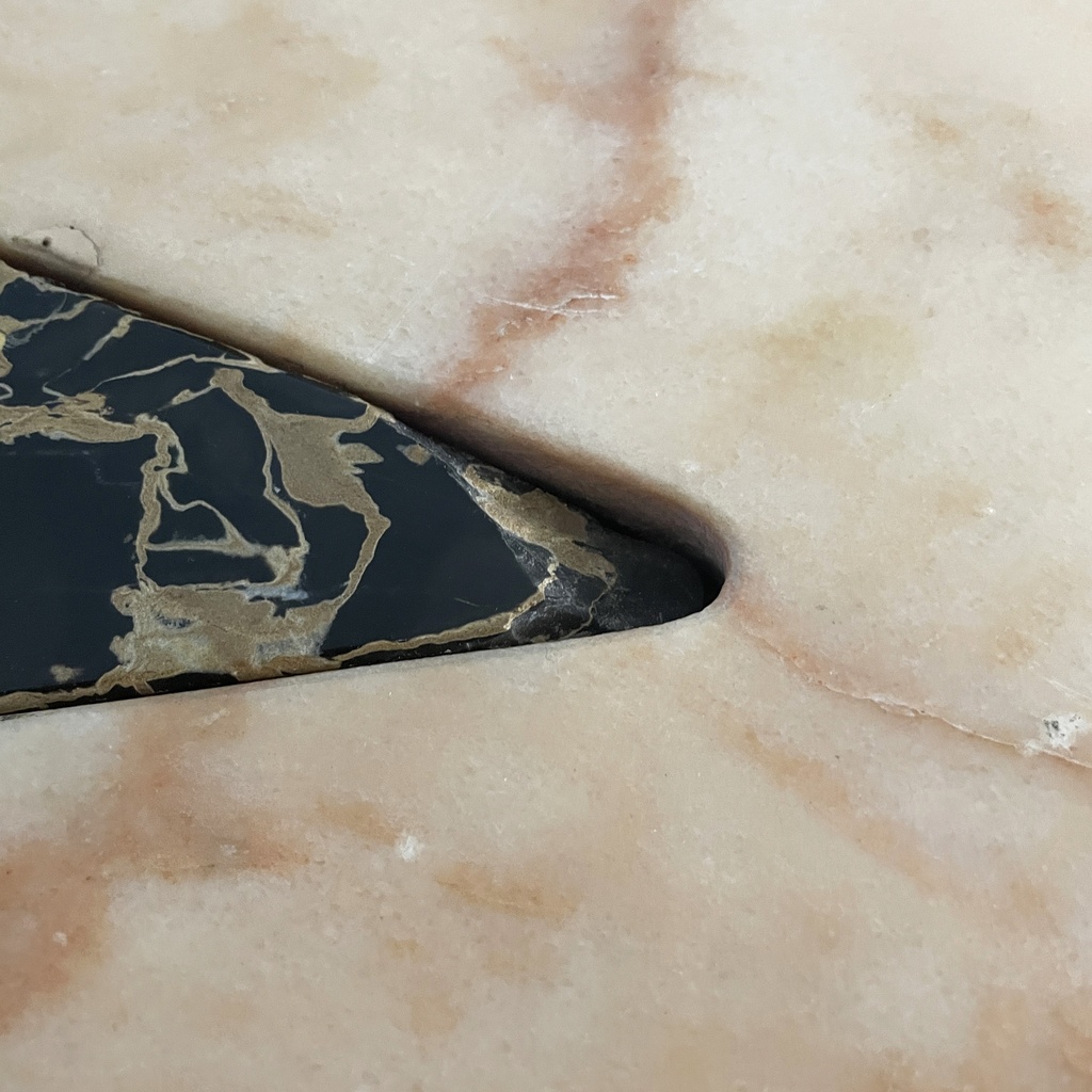 Consolle da parete in marmo rosa e nero, 1980 ca.