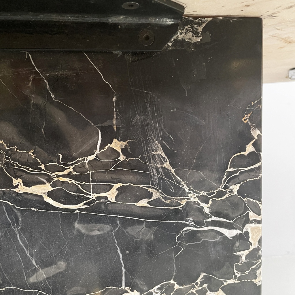 Consolle da parete in marmo rosa e nero, 1980 ca.