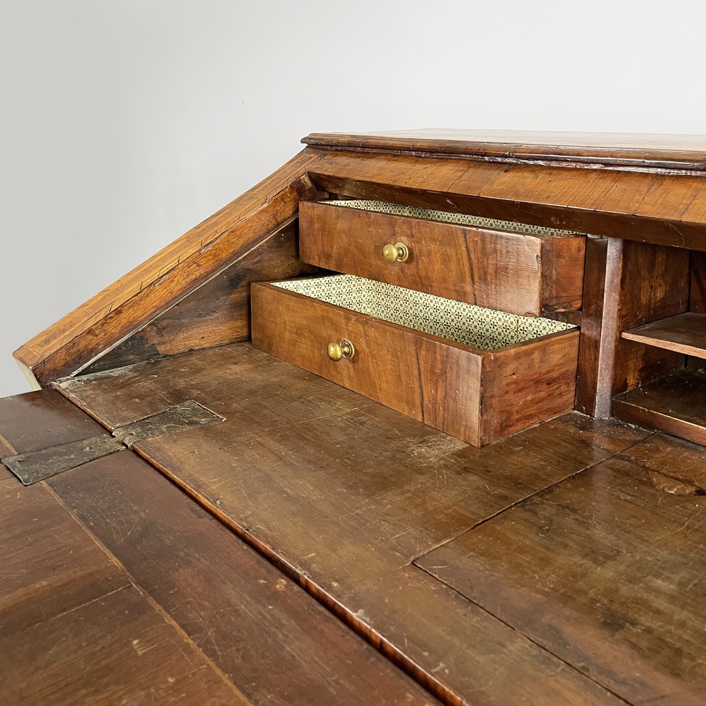 Cassettiera a ribalta in legno, 1700 ca.