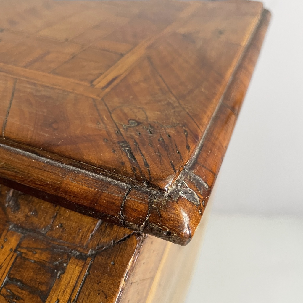 Cassettiera a ribalta in legno, 1700 ca.