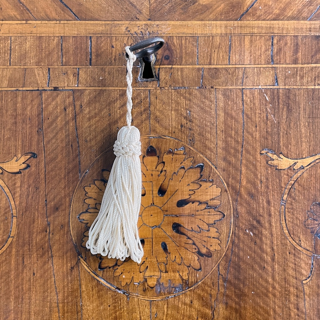 Cassettiera a ribalta in legno, 1700 ca.