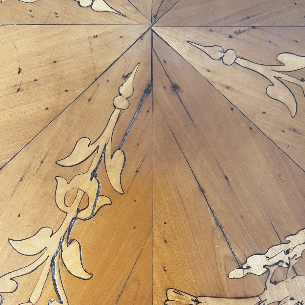 Tavolo da caffè in legno intarsiato, metà 1800 ca.