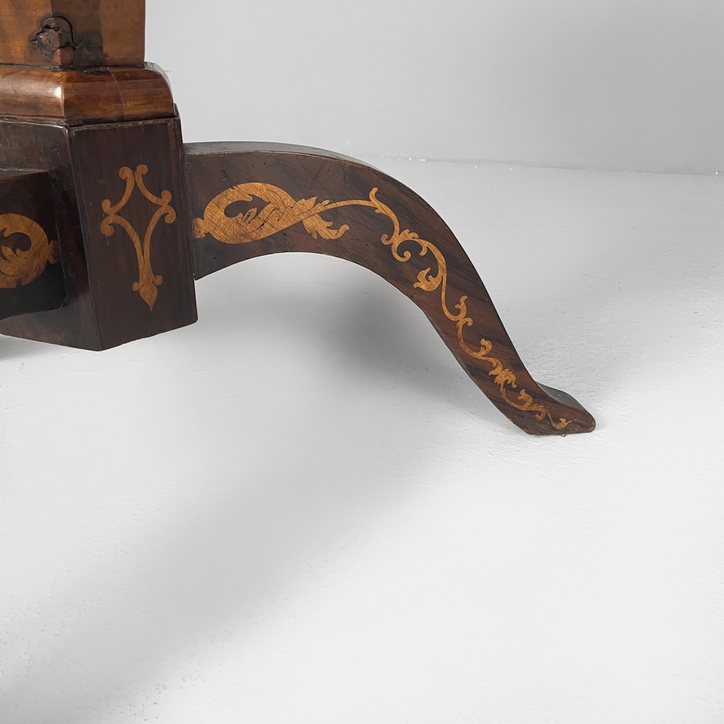 Tavolo da caffè in legno intarsiato, metà 1800 ca.