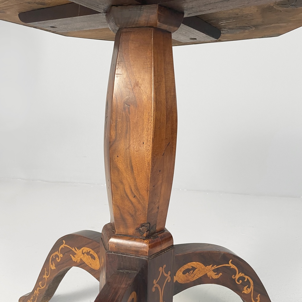 Tavolo da caffè in legno intarsiato, metà 1800 ca.