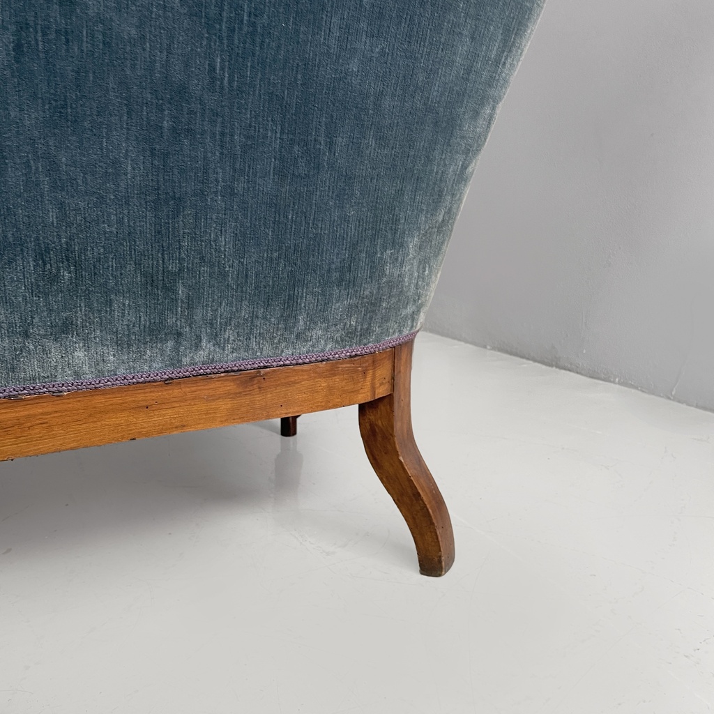 Divano in velluto azzurro e legno, 1930 ca.