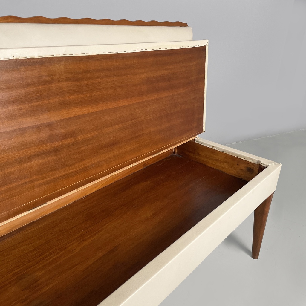 Panca in pelle bianca e legno, 1940 ca.