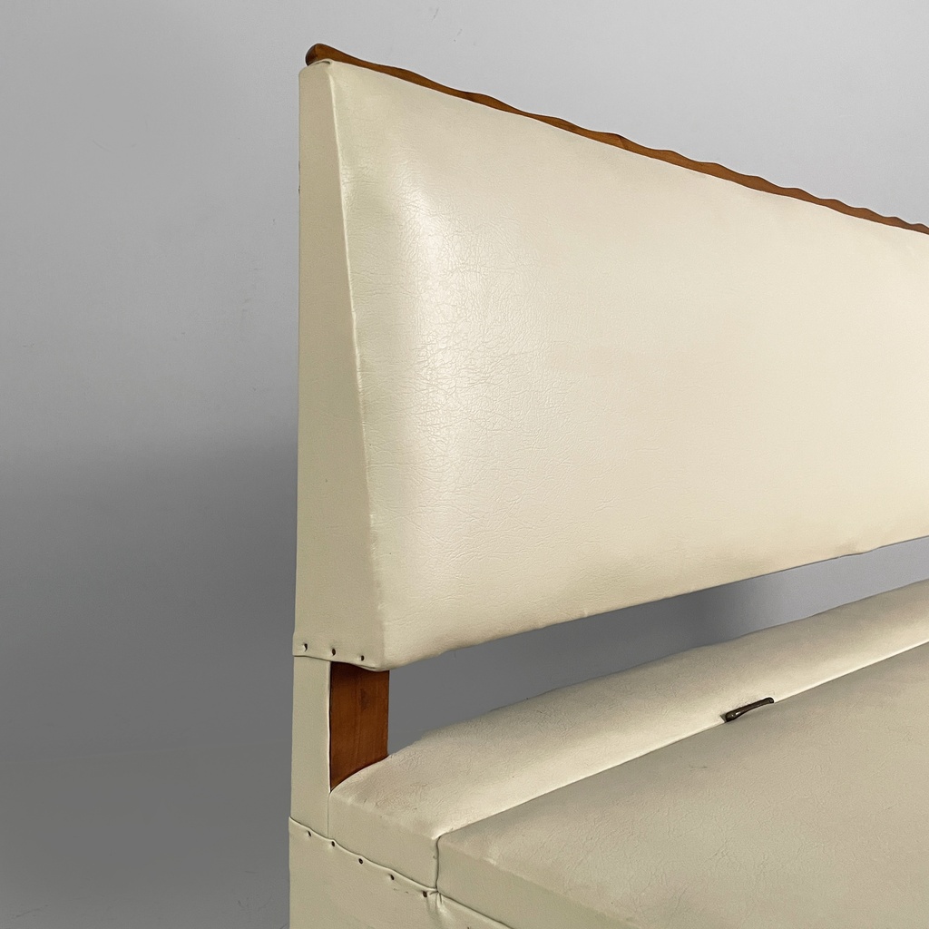 Panca in pelle bianca e legno, 1940 ca.