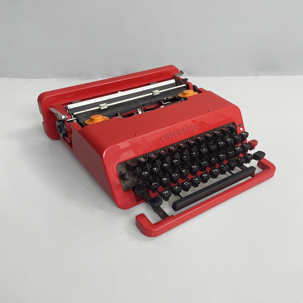 Macchina da scrivere Valentine di Ettore Sottsass e Perry A. King per Olivetti, 1970 ca. 