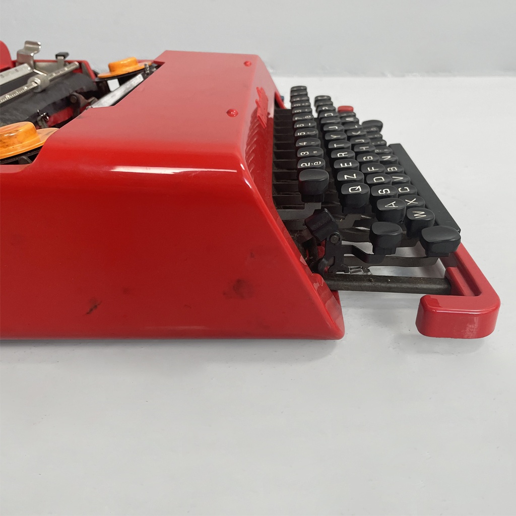 Macchina da scrivere Valentine di Ettore Sottsass e Perry A. King per Olivetti, 1970 ca. 