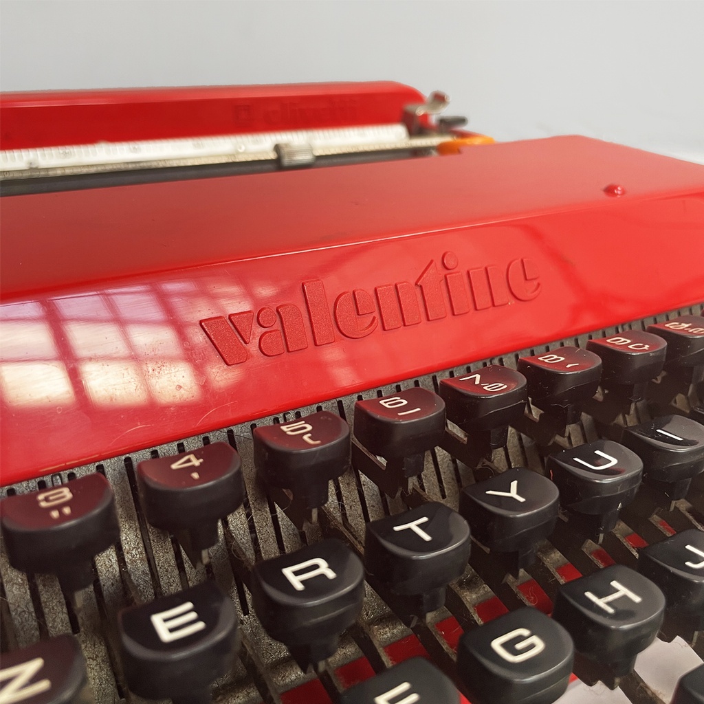 Macchina da scrivere Valentine di Ettore Sottsass e Perry A. King per Olivetti, 1970 ca. 