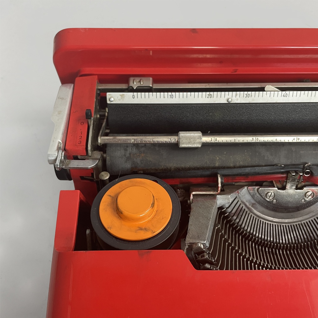Macchina da scrivere Valentine di Ettore Sottsass e Perry A. King per Olivetti, 1970 ca. 