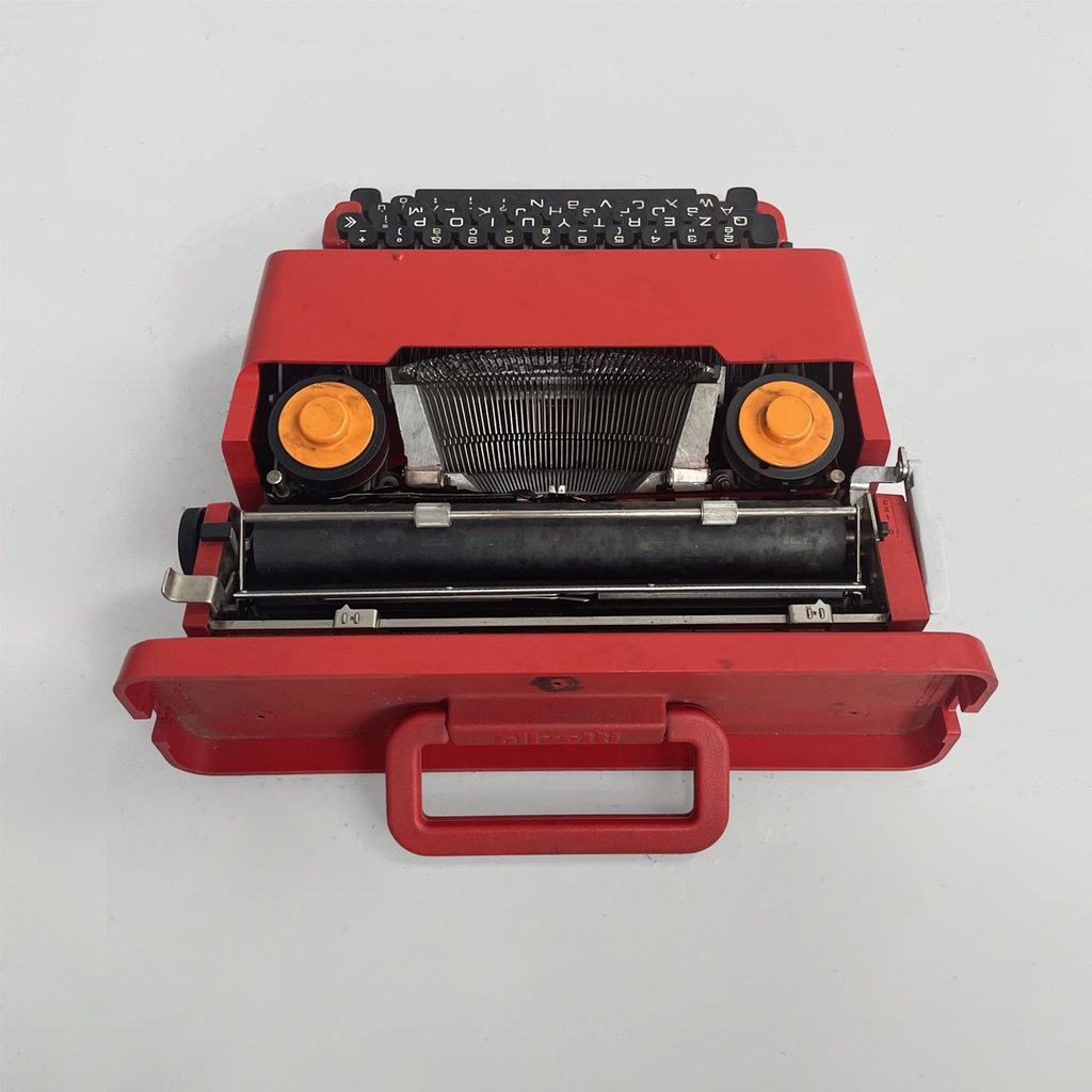 Macchina da scrivere Valentine di Ettore Sottsass e Perry A. King per Olivetti, 1970 ca. 