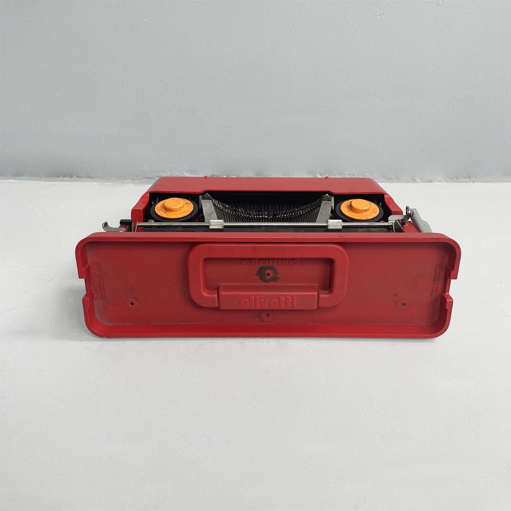 Macchina da scrivere Valentine di Ettore Sottsass e Perry A. King per Olivetti, 1970 ca. 