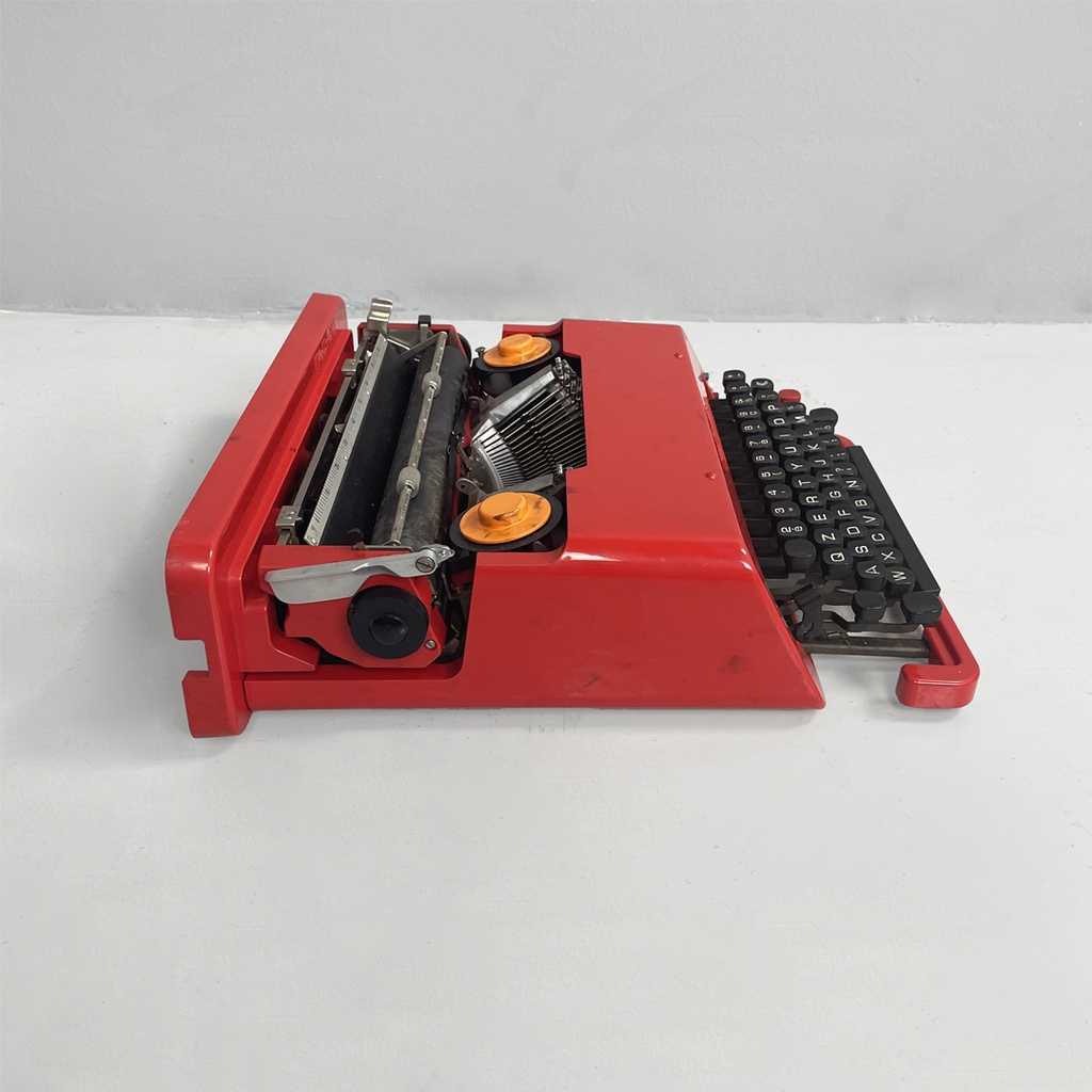 Macchina da scrivere Valentine di Ettore Sottsass e Perry A. King per Olivetti, 1970 ca. 
