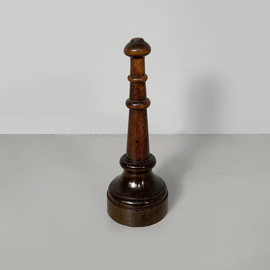Fermaporta in legno, 1930 ca.