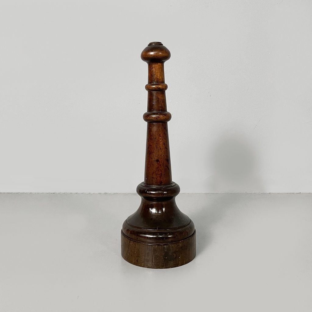 Fermaporta in legno, 1930 ca.