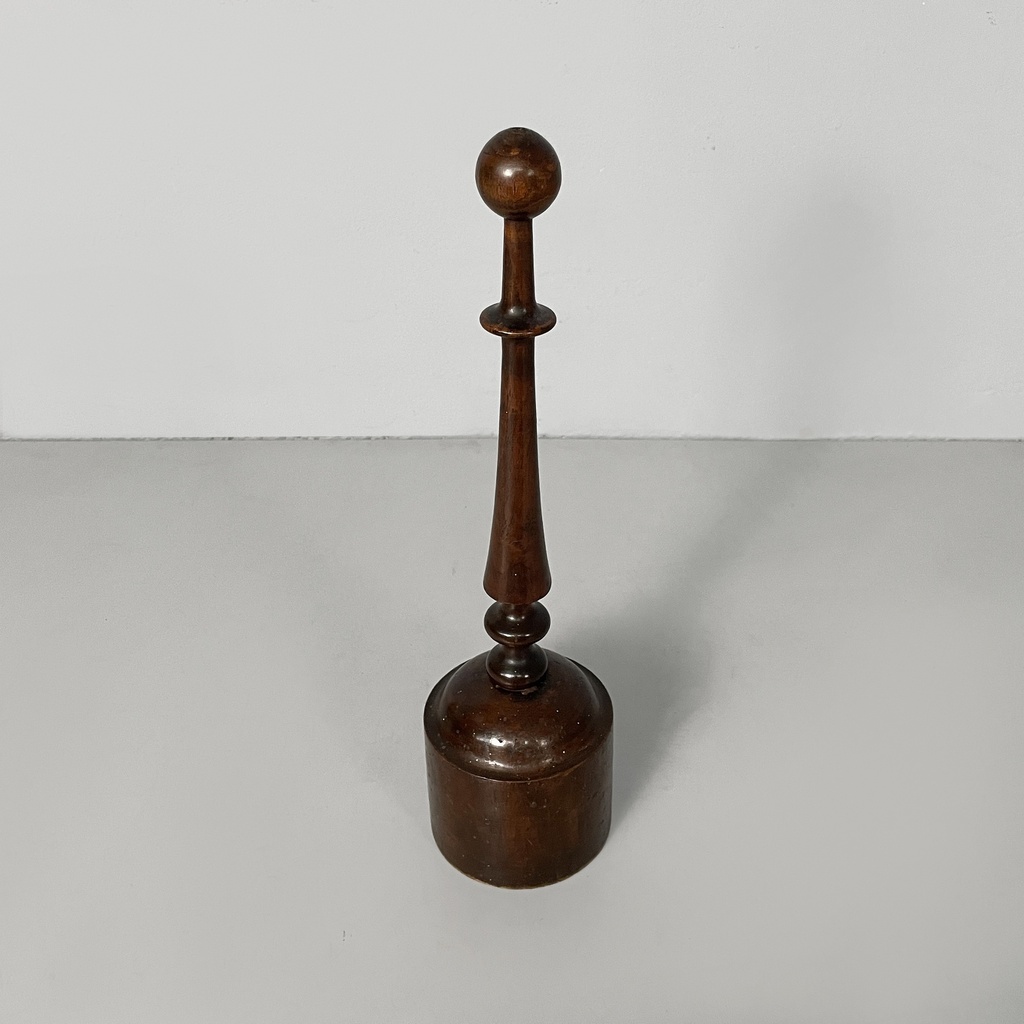 Fermaporta in legno, 1930 ca.