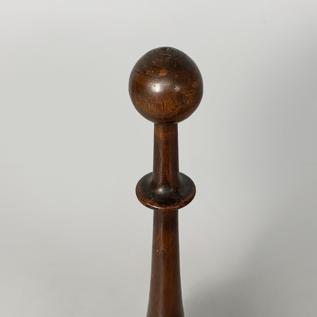 Fermaporta in legno, 1930 ca.