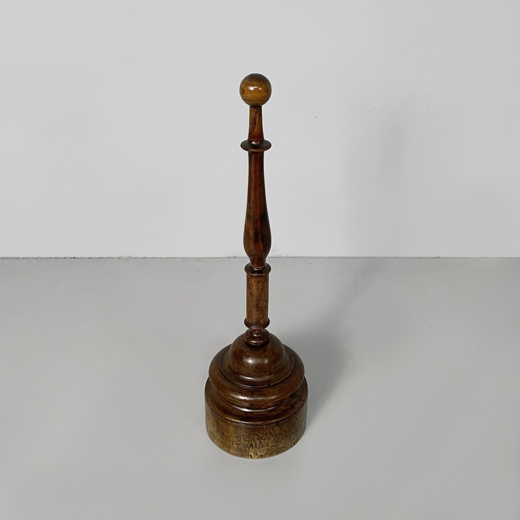 Fermaporta in legno, 1930 ca.