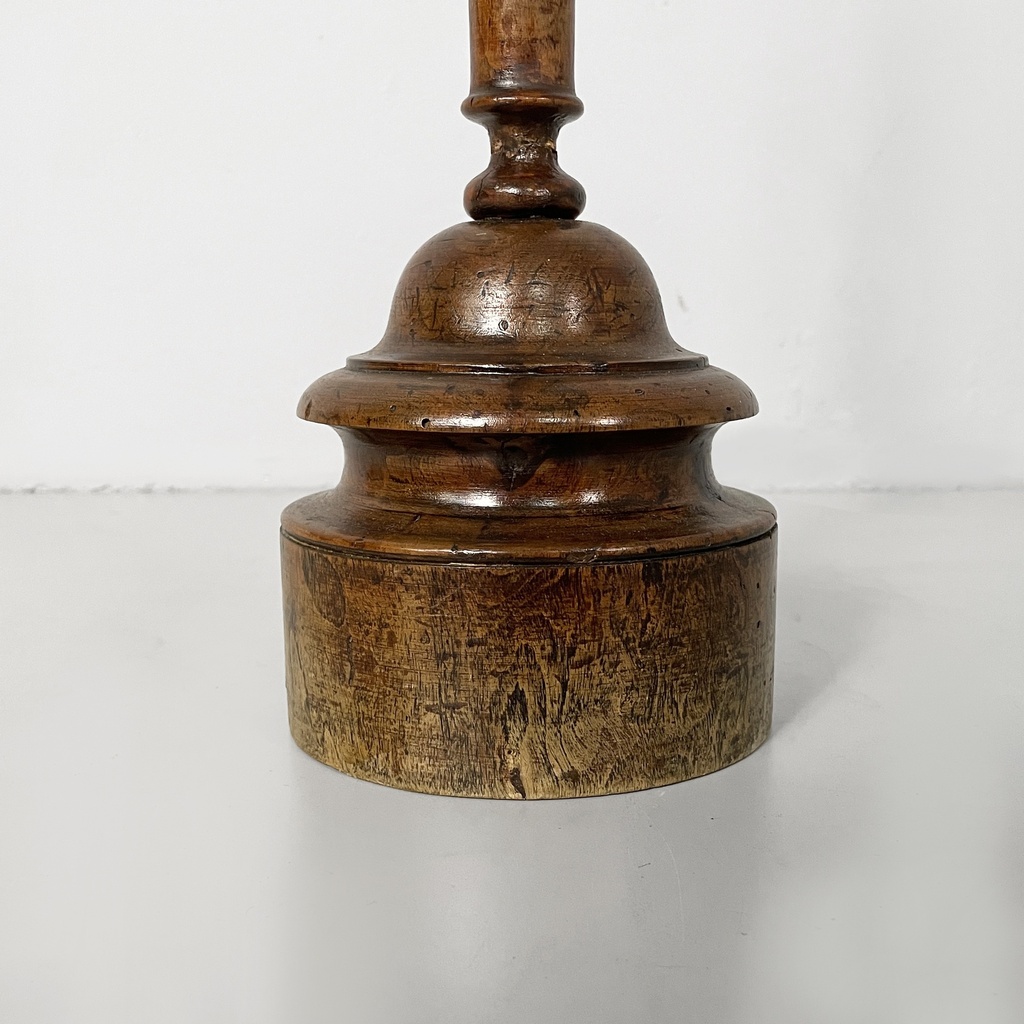 Fermaporta in legno, 1930 ca.